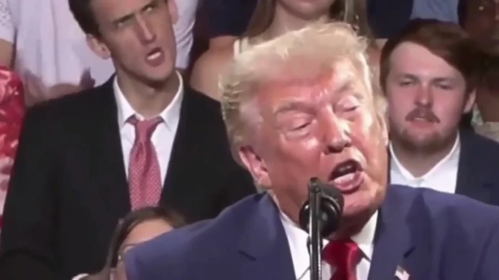 Trump konuşurken taklidini yaptı, mitinge damga vurdu