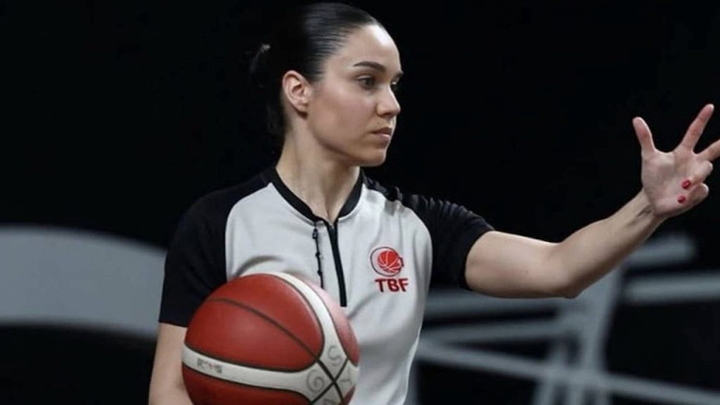 Türk hakem Çişil Güngör tarihe geçti Türk hakem Çişil Güngör tarihe geçti