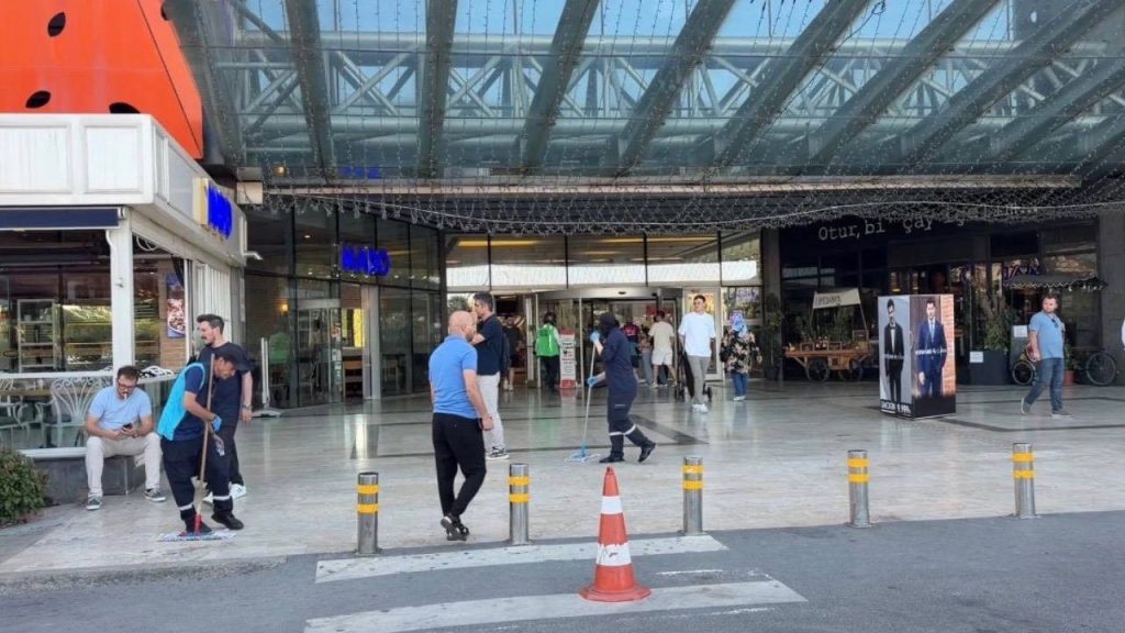 Ümraniye’de alışveriş merkezinde silahlı saldırı: 2 yaralı Ümraniye’de alışveriş merkezinde silahlı saldırı: 2 yaralı