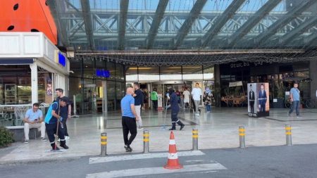 Ümraniye’de alışveriş merkezinde silahlı saldırı: 2 yaralı Ümraniye’de alışveriş merkezinde silahlı saldırı: 2 yaralı