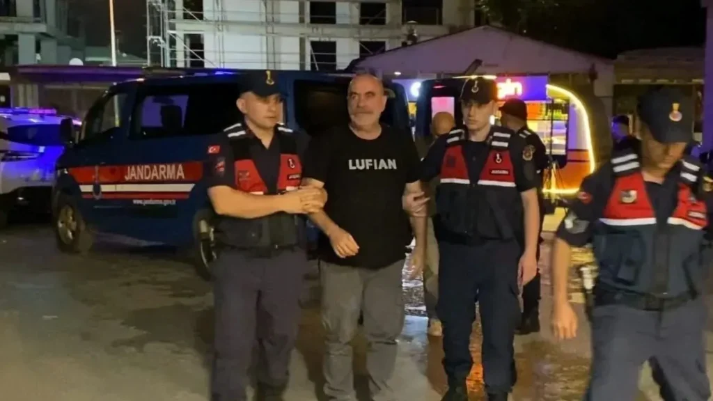 Uyuşturucu operasyonunda gözaltına alınan yönetmen Ezel Akay serbest bırakıldı, kardeşi tutuklandı Uyuşturucu operasyonunda gözaltına alınan yönetmen Ezel Akay serbest bırakıldı, kardeşi tutuklandı