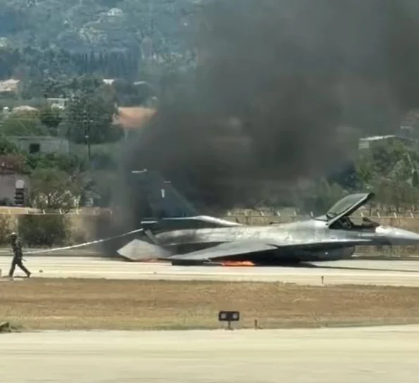 Yunanistan’da F-16 acil iniş sonrası alev aldı Yunanistan’da F-16 acil iniş sonrası alev aldı